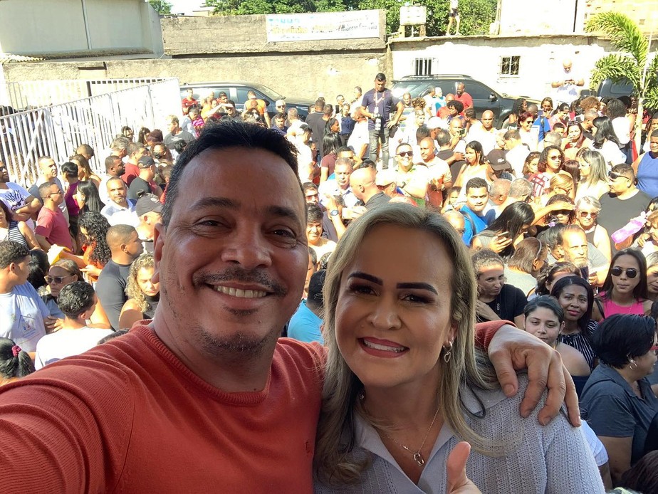 Daniela Carneiro com o PM Luiz Eduardo Santos de Araújo