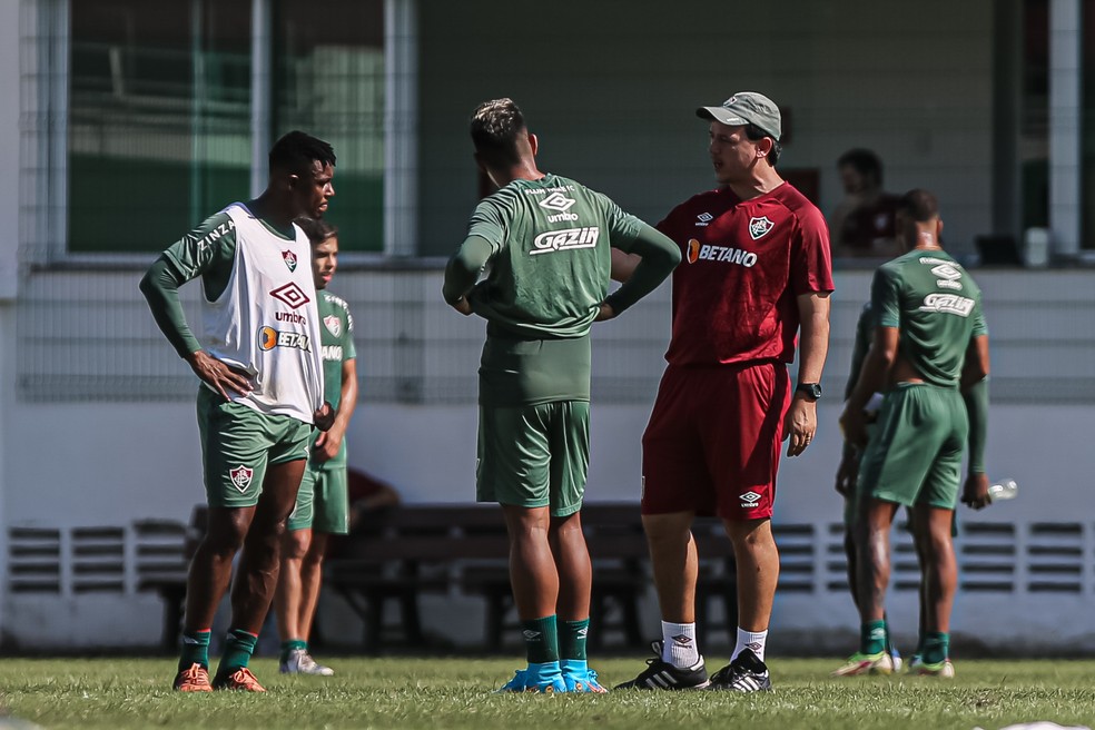 Diniz passa orientações no treino do Fluminense — Foto: Marcelo Gonçalves/Fluminense