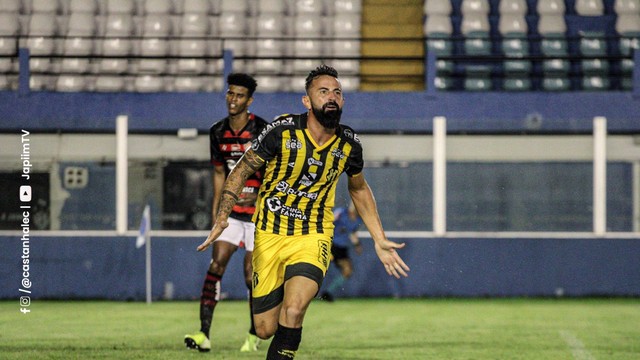 Leandro Cearense comemora gol do Castanhal-PA