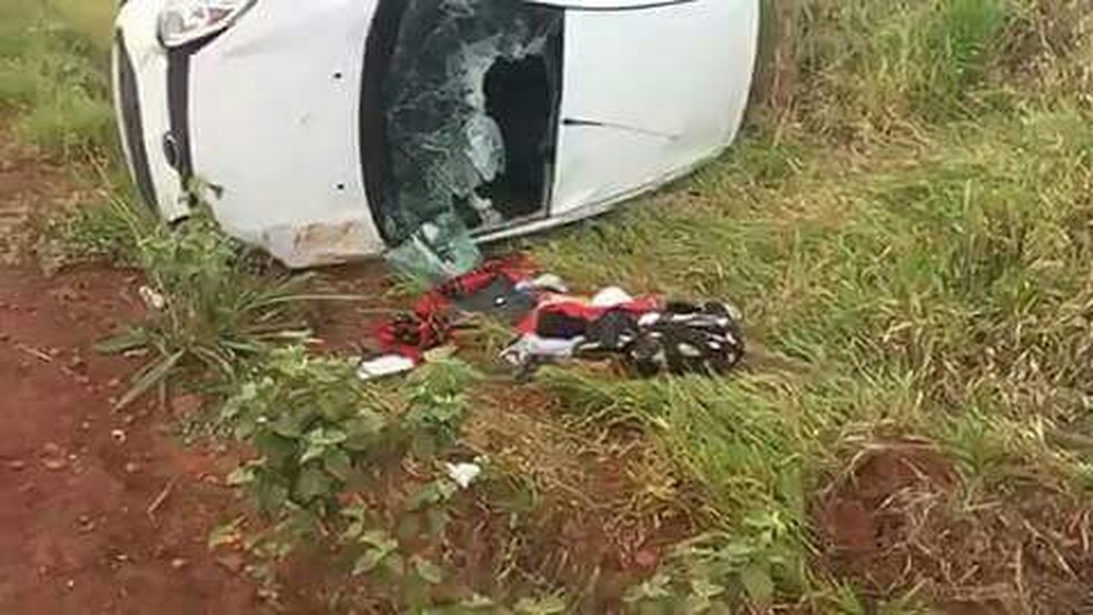 Carro com os suspeitos capotou após perseguição policial entre Bariri e Bocaina (Foto: Jaú 24 horas / Divulgação)