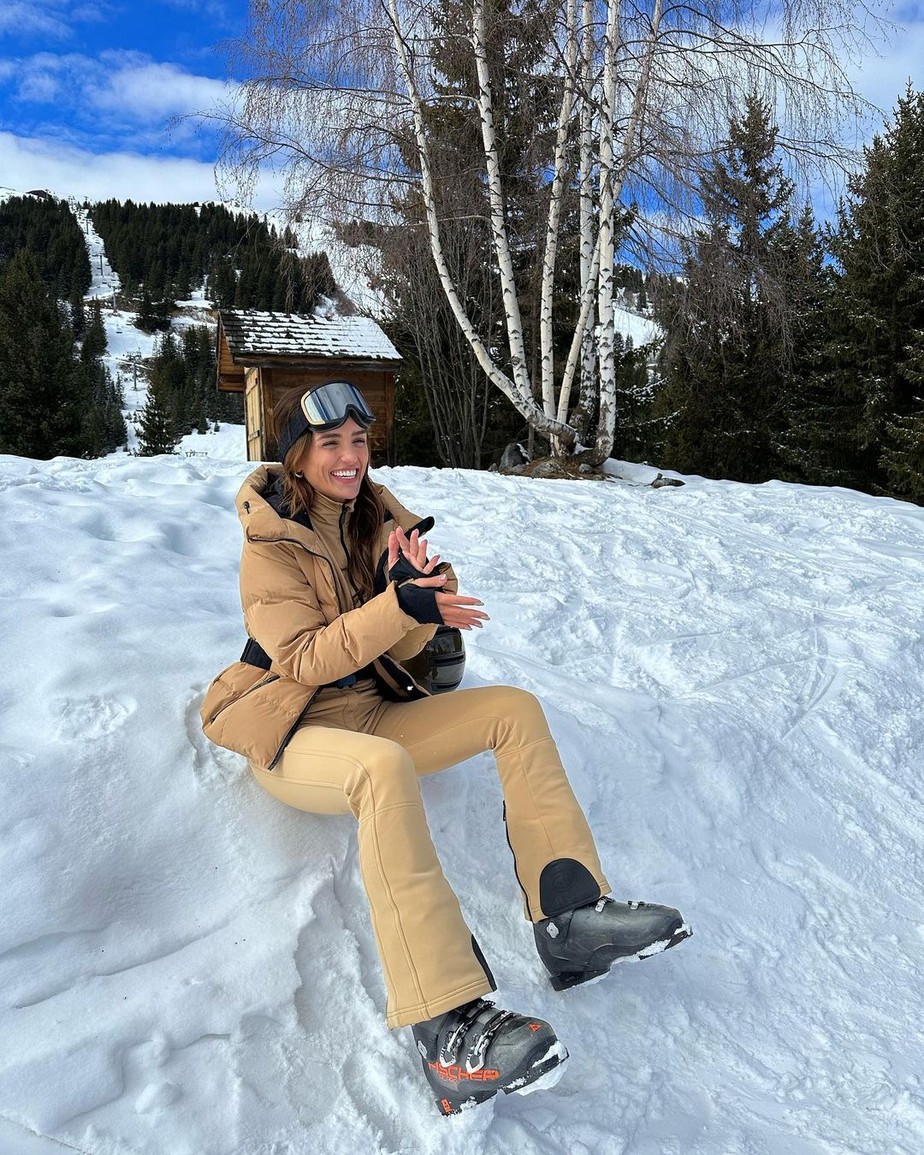 Rafa Kalimann abre álbum de viagem para a neve