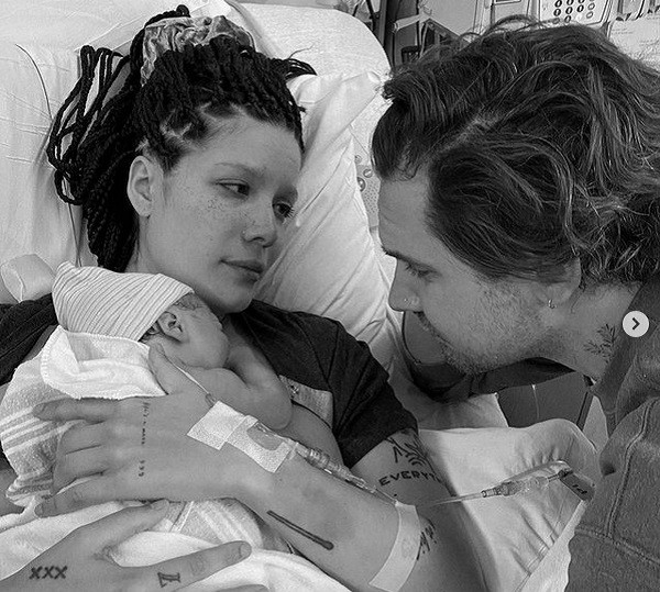 A foto compartilhada por Halsey anunciando o nascimento do filho em 14 de julho de 2021 (Foto: Instagram)
