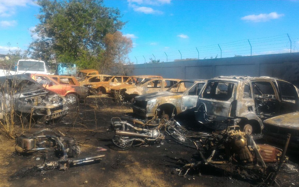Carros ficaram totalmente destruídos pelas chamas, após incêndio em pátio (Foto: Blog do Léo Santos)