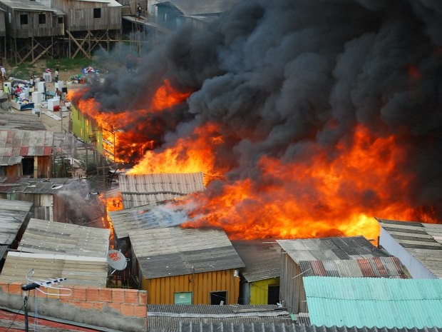 Incêndio de grandes proporções atingiu casas na manhã desta terça-feira, em Manaus (Foto: AVG/Rede Amazônica)