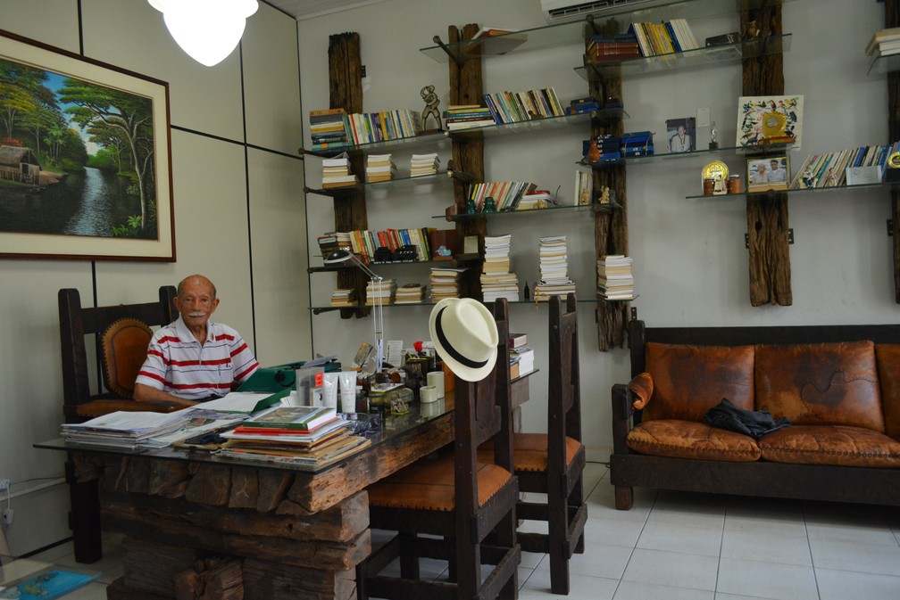 Euro Tourinho na redação do jornal onde trabalha — Foto: Ísis Capistrano/ G1/Arquivo