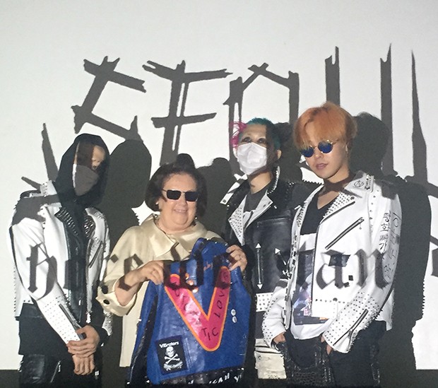  G Dragon, the orange-haired K-Pop star, poses with Suzy, together with pink’n’aqua-haired artist, 99percentis, and a ‘hooded’ Boon the Shop’s Creative Director Xin Yang (Foto: Suzy Menkes Instagram  )