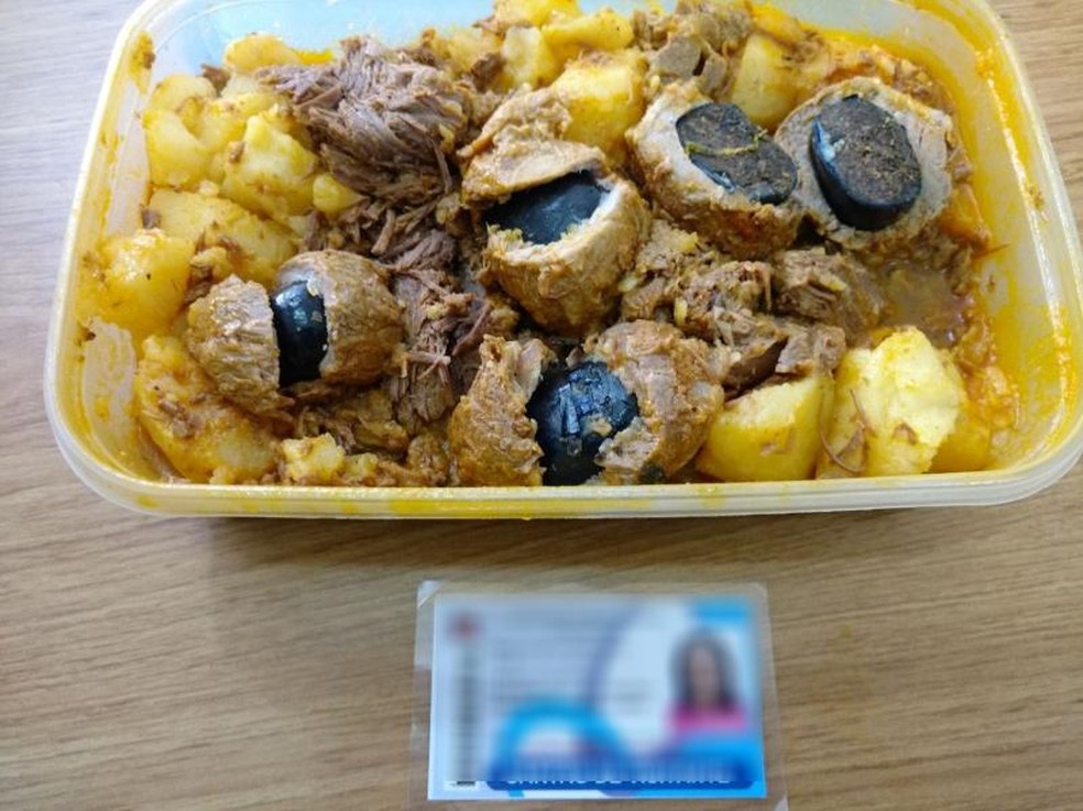 Uma das mulheres tentou entrar com maconha escondida dentro de pedaços de carne (Foto: Polícia Civil/Marília)