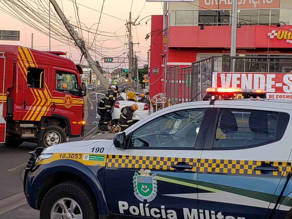 Carro subiu na calçada e bateu de frente no poste — Foto: Osvaldo Nóbrega/TV Morena