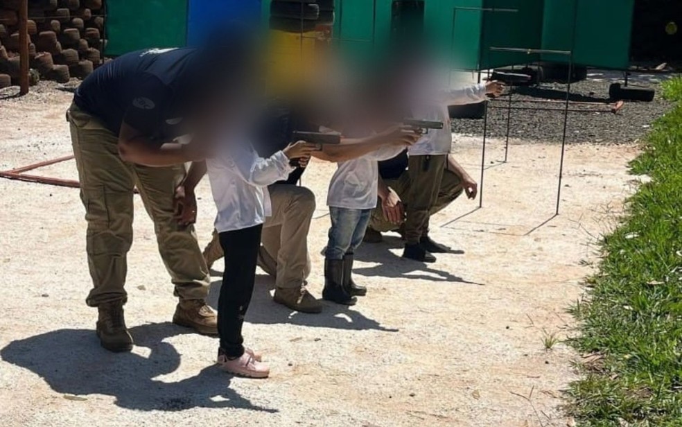 Crianças aparecem em fotos empunhando armas de pressão durante curso de atirador mirim no Clube de Caça e Tiro Hunter, em Jataí — Foto: Reprodução/Hunter Jataí