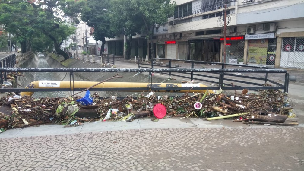 Ruas da Tijuca amanheceram tomadas de lixo após temporal que alagou vias na noite de domingo (3) — Foto: Susan Vidinhas/G1