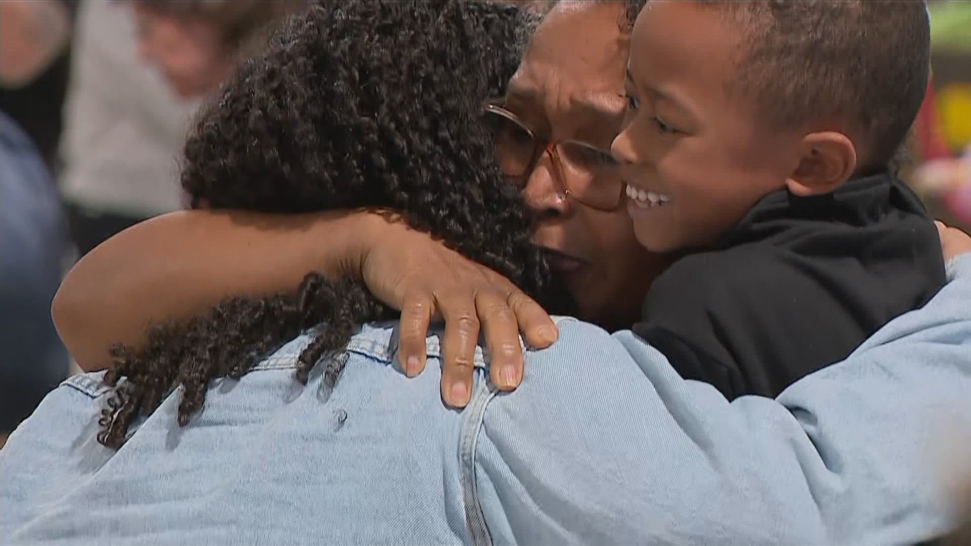 VÍDEO: grupo resgatado de Israel reencontra familiares após chegar em Porto Alegre; 'foram dias de verdadeiro terror', diz mãe que esperava por filha