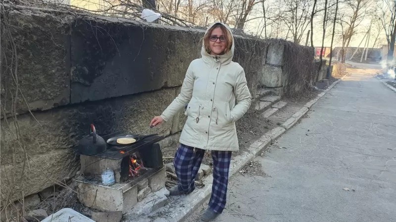 Silvana cozinhou em fogão a lenha em meio à guerra na Ucrânia (Foto: Arquivo pessoal via BBC News)
