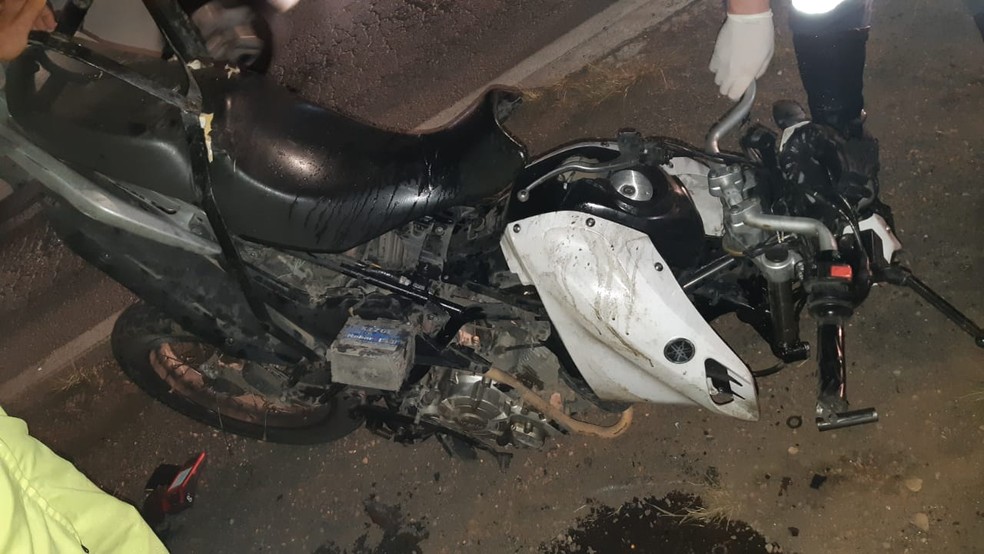 Motociclista morreu no local do acidente, em São José dos Pinhais — Foto: PRF/Divulgação