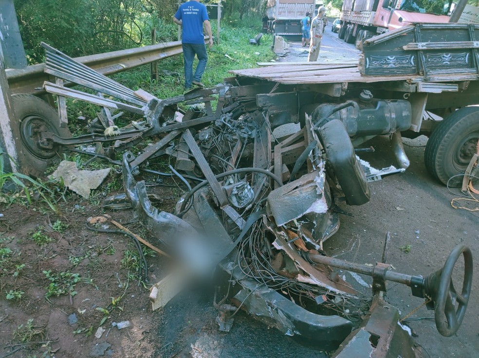 Cabione de caminhão ficou totalmente destruída após batida na PR-218, em Atalaia — Foto: Corpo de Bombeiros/Divulgação