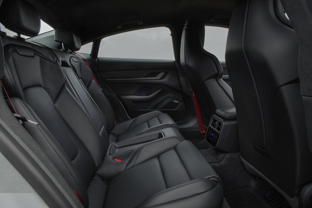 Espaço para os pés no banco traseiro do Porsche Taycan é restrito — Foto: Divulgação