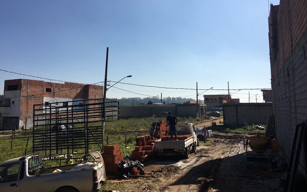 Equipe do vereador Gilberto Natalini flagrou loteamento em Ã¡rea de Mata AtlÃ¢ntica na Estrada da Jaceguava, Parelheiros, Zona Sul da cidade de SÃ£o Paulo, em junho de 2019 â€” Foto: Gabinete Gilberto Natalini/DivulgaÃ§Ã£o