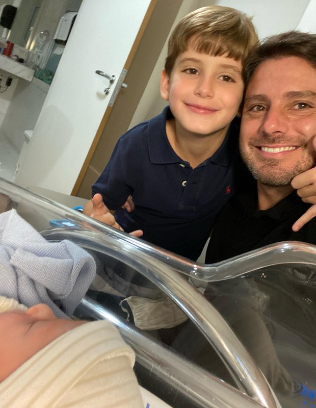 Jornalista esportivo Felipe Diniz - que já é pai de Eduardo - celebra chegada do segundo filho, Henrique (Foto: Reprodução/Instagram)