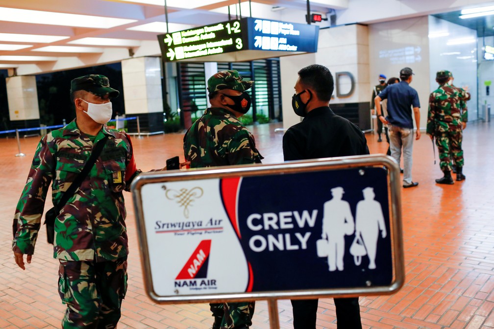 Soldados são vistos no Aeroporto Internacional Soekarno-Hatta neste sábado (9), após o desaparecimento de um Boeing 737-500 da companhia Sriwijaya Air — Foto: Willy Kurniawan/Reuters