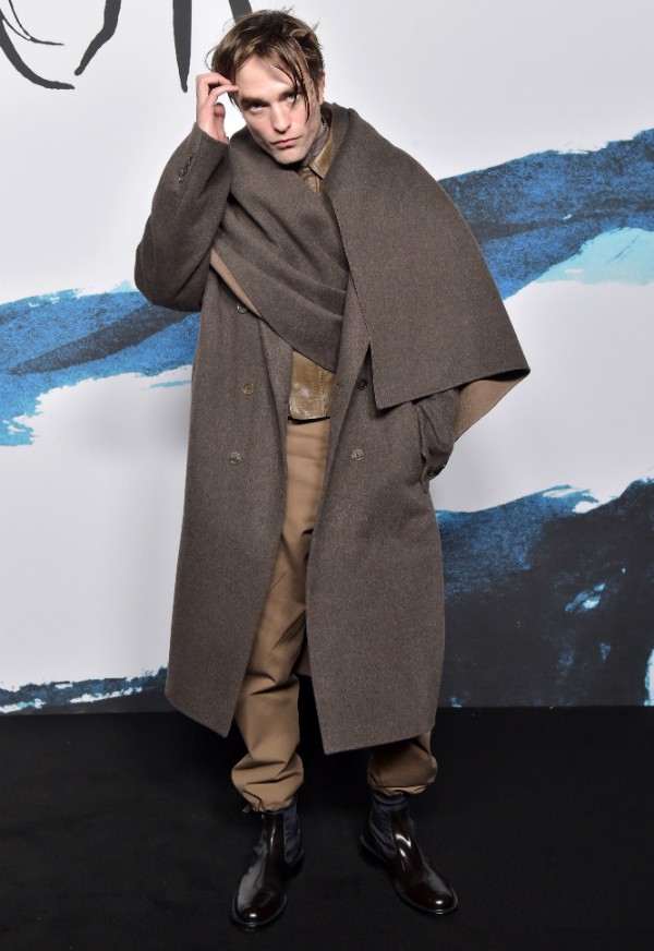 Robert Pattinson com seu visual inusitado na Semana de Moda de Paris (Foto: Getty Images)