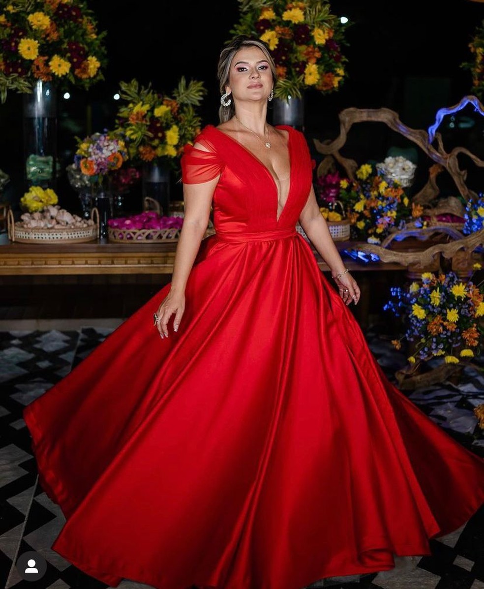 Louise causou ao usar vestido vermelho durante cerimônia — Foto: Paulo Couto/Divulgação