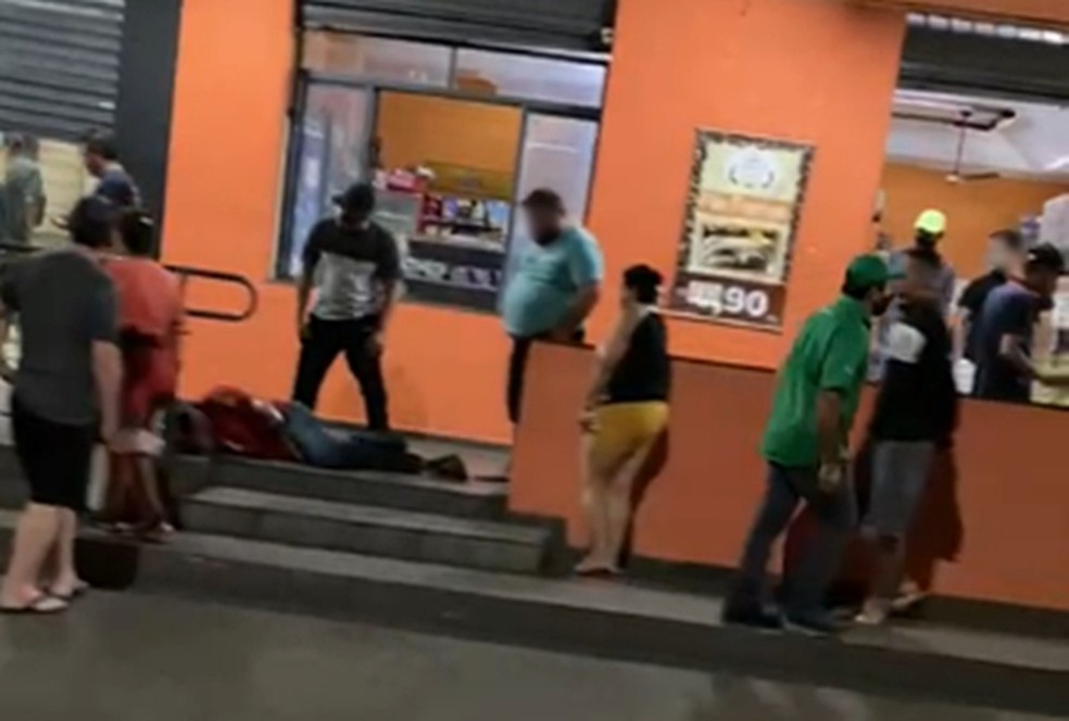 Dois homens são socorridos após serem baleados em frente a padaria em Rio Preto — Foto: Arquivo Pessoal