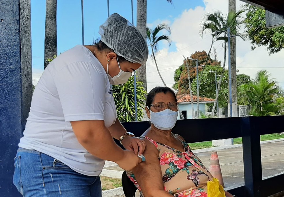 Imunização em Paulista, no Grande Recife — Foto: Everaldo Silva/TV Globo