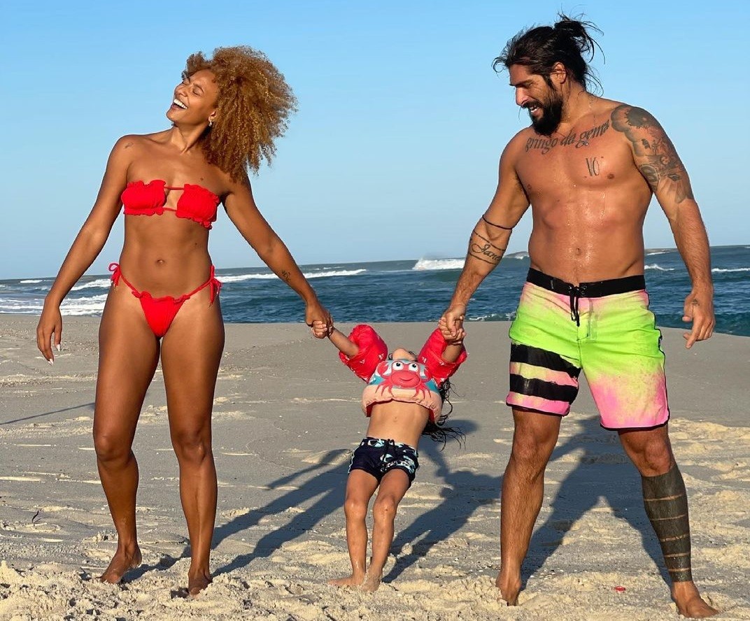 Sheron Menezzes curte praia com o marido, Saulo Bernard, e o filho, Benjamin (Foto: Reprodução/Instagram)