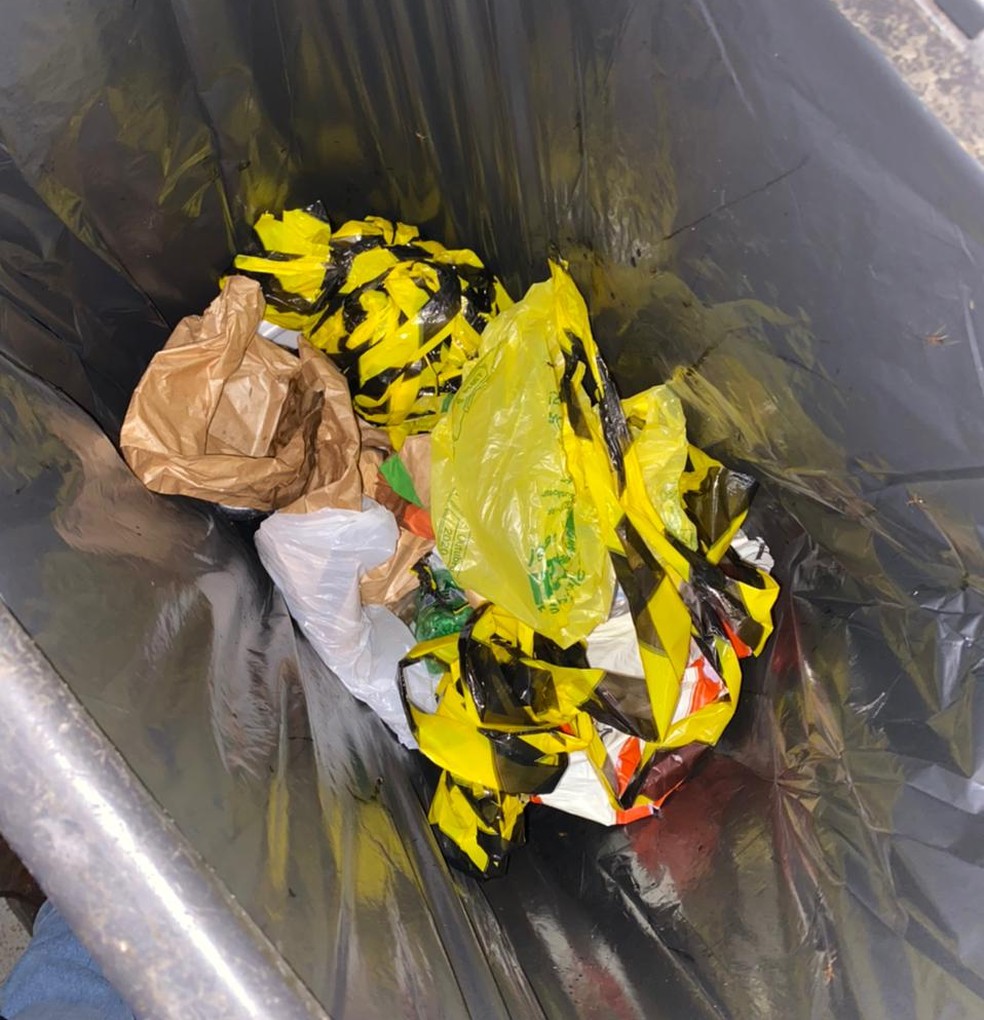 Lacres e adesivos foram encontrados no lixo pela Polícia Militar — Foto: Polícia Militar/ Divulgação