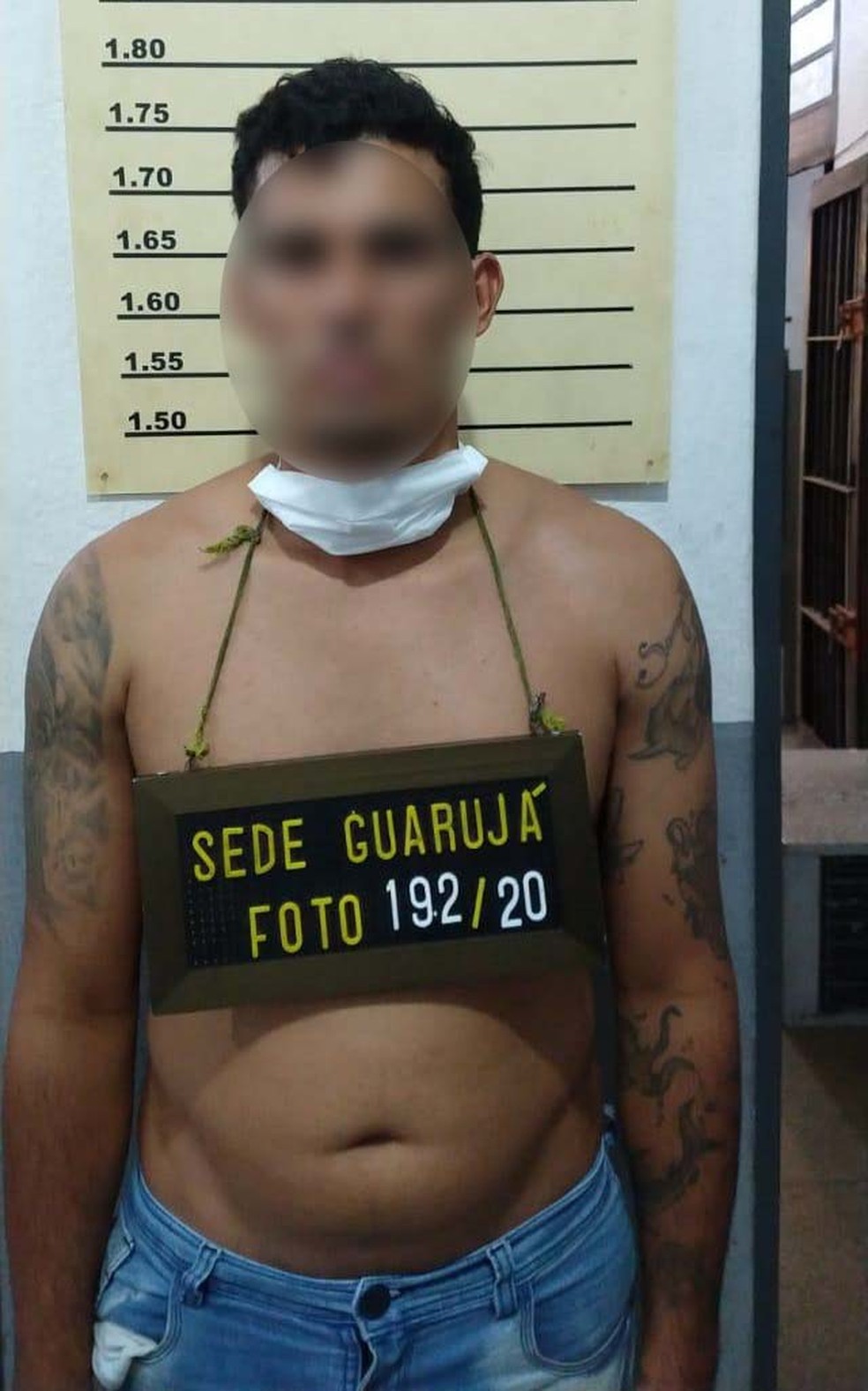 Suspeito foi preso e vítimas fizeram reconhecimento na Delegacia Sede de Guarujá, SP — Foto: Divulgação/Polícia Militar