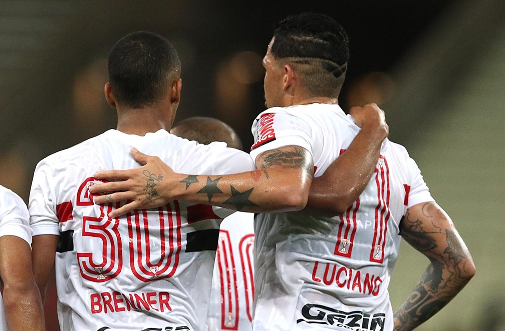 Brenner e Luciano em jogo do São Paulo — Foto: Rubens Chiri / saopaulofc.net