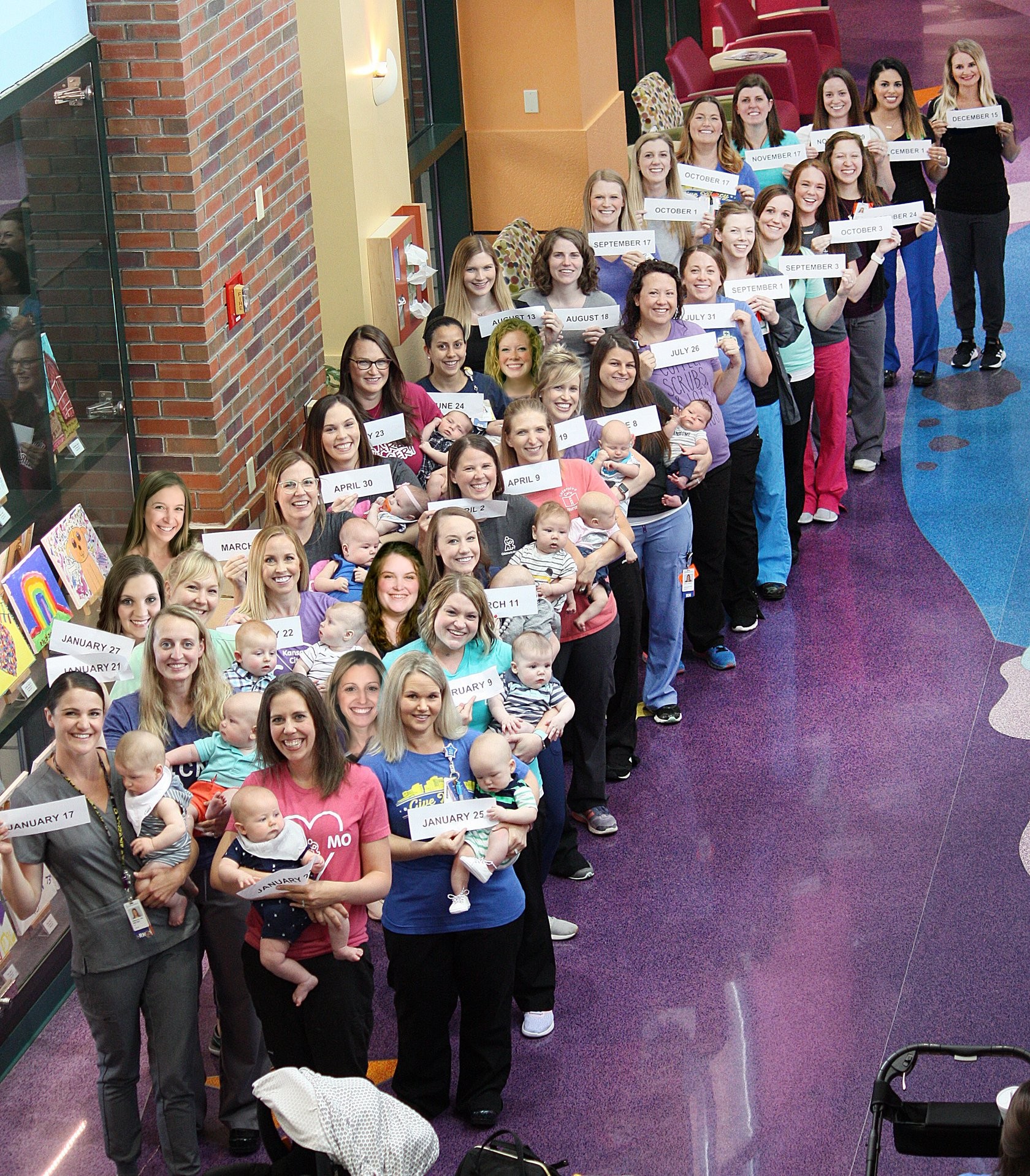 36 enfermeiras do hospital Children's Mercy, no estado americano do Kansas, engravidaram ao mesmo tempo (Foto: Reprodução/Facebook)