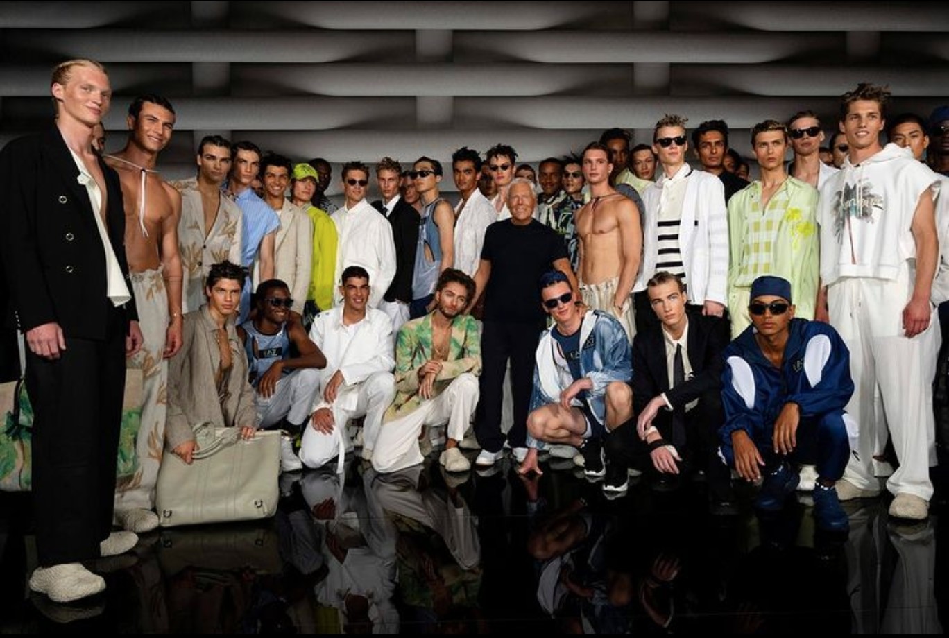 Senhor Armani ao lado dos modelos na Semana da Moda Masculina de Milão (Foto:  @sgpitalia/@stefanoguindani)