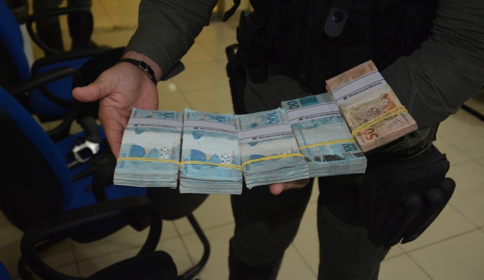 Com os bandidos que assaltaram os Correios em Orob&oacute;, no Agreste de Pernambuco, policiais apreenderam dinheiro  &mdash; Foto: Pol&iacute;cia Federal/Divulga&ccedil;&atilde;o