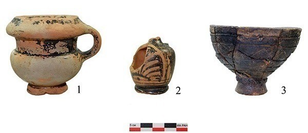Outros artefatos também foram encontrados perto dos corpos (Foto: Reprodução Института археологии РАН (рук. В.И. Гуляев) проводила )