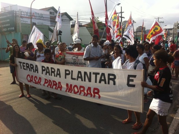 Manifestantes interditaram um dos sentidos da Avenida Fernandes Lima, no Farol (Foto: Fabiana De Mutiis/G1)