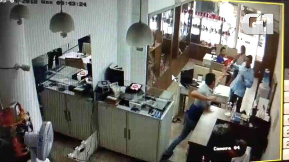 Vídeo mostra momento exato que bandido anunciam assalto