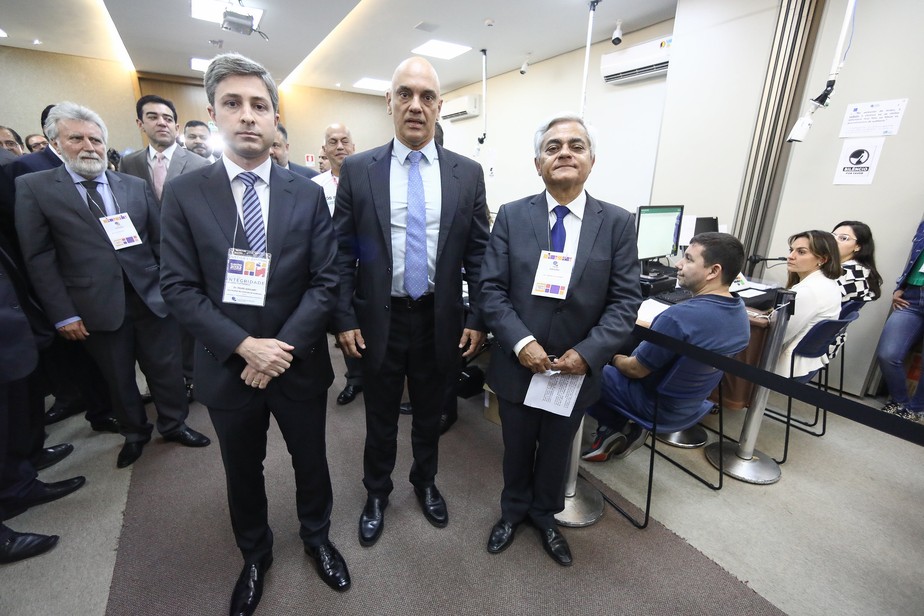 O presidente do TSE,  Alexandre de Moraes, visita projeto piloto com biometria, ao lado do juiz eleitoral Felipe Goulart e do presidente do TRE-DF,  Roberval Belinati