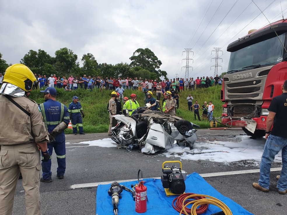 Carro ficou destruído em acidente envolvendo cinco veículos, na BR-116, nesta terça-feira (10)  Foto: Vanessa Rumor/RPC 