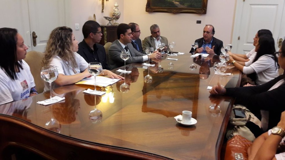 Pezão e Secretário de DIreitos Humanos conversam com viúvas e familiares de PMS vítimas de violência  (Foto: Carlos Magno/Divulgação)