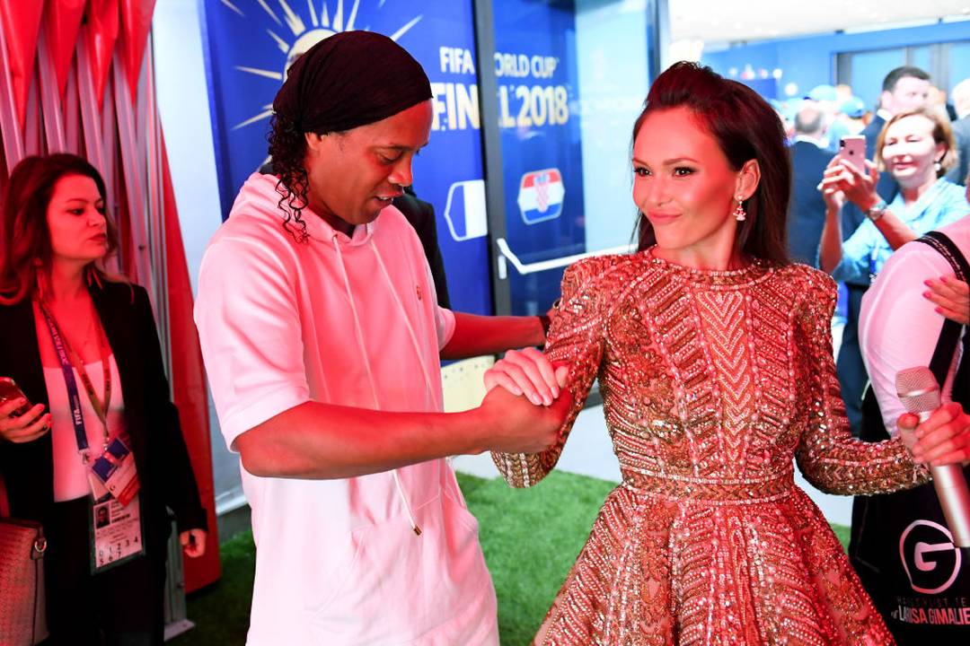 Ronaldinho Gaúcho e  Aida Garifullina em festa de encerramento da Copa do Mundo