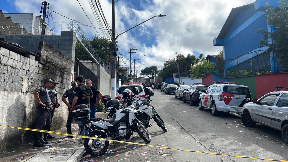 Policiais isolam local onde agentes foram baleados, em frente a colégio eleitoral na Zona Sul de SP — Foto: Fernanda Elnour/TV Globo