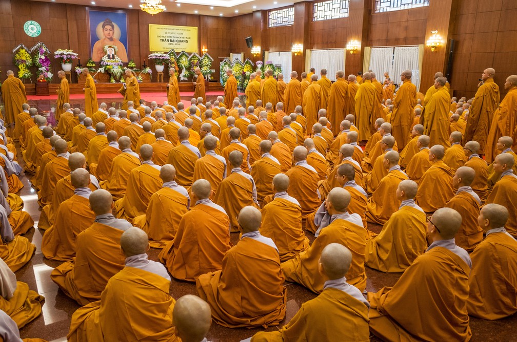 Monges budistas rezam pelo presidente morto Tran dai Quang, neste domingo (23) — Foto: AFP/Kao Nguyen