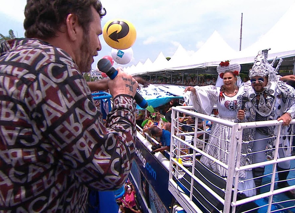 Otto canta com Fafá de Belém e Gustavo Travassos no desfile do Galo da Madrugada em 2020 — Foto: Reprodução/TV Globo