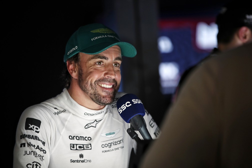 O sorriso de Fernando Alonso após o quinto lugar na classificação para o GP do Bahrein — Foto: Zak Mauger/Aston Martin