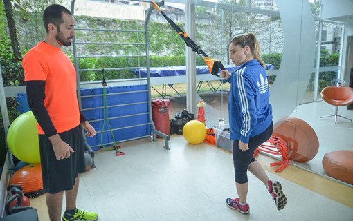Juliana treina em academia com orientação de personal trainer