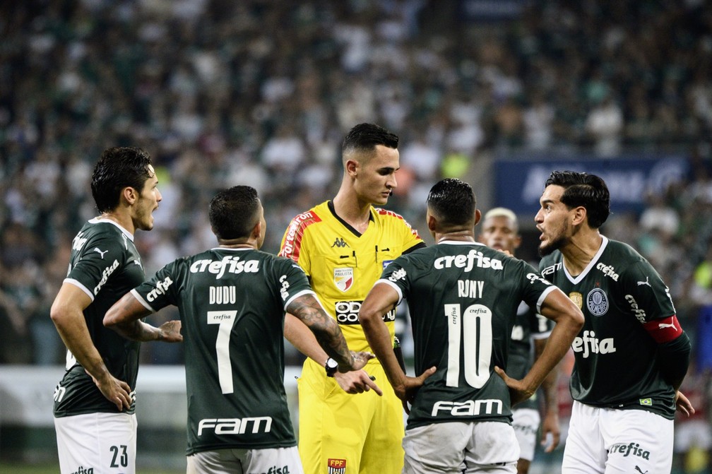 Árbitro relata confusão e discussão de diretor do Palmeiras com quarto árbitro