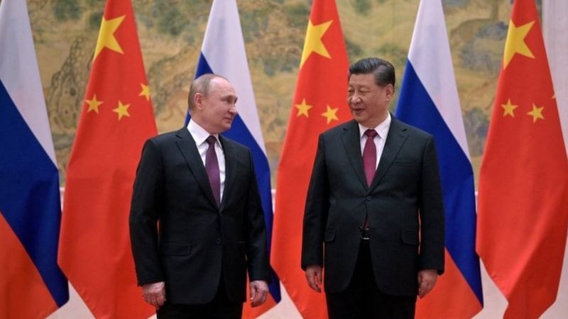 Vladimir Putin com Xi Jinping nesta sexta (4 de fevereiro); países emitiram comunicado reafirmando sua 'amizade sem limites' (Foto: Reuters via BBC News)