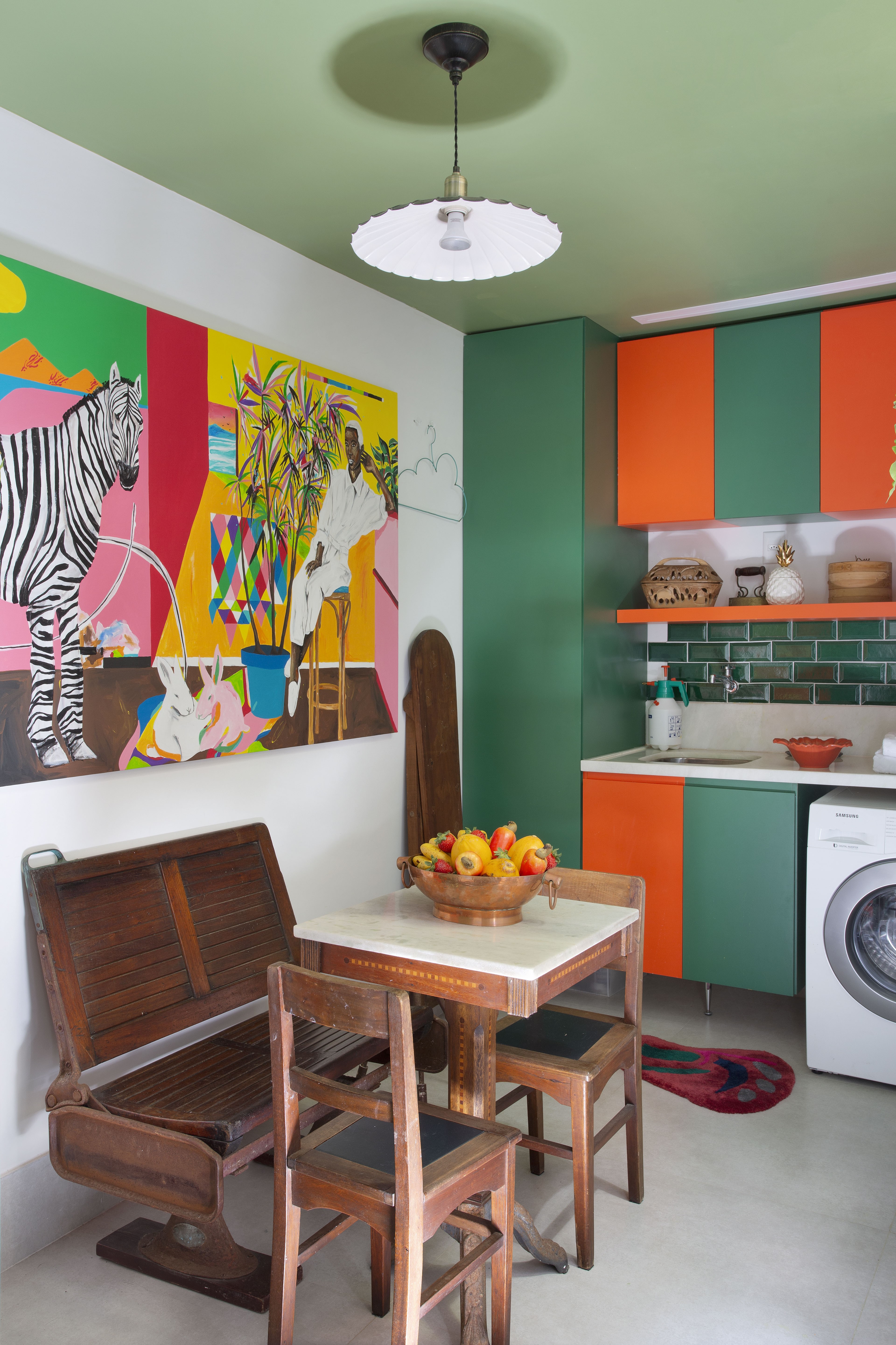 Décor do dia: cozinha tem marcenaria colorida e muita memória afetiva (Foto: Juliano Colodeti/ MCA Estúdio)