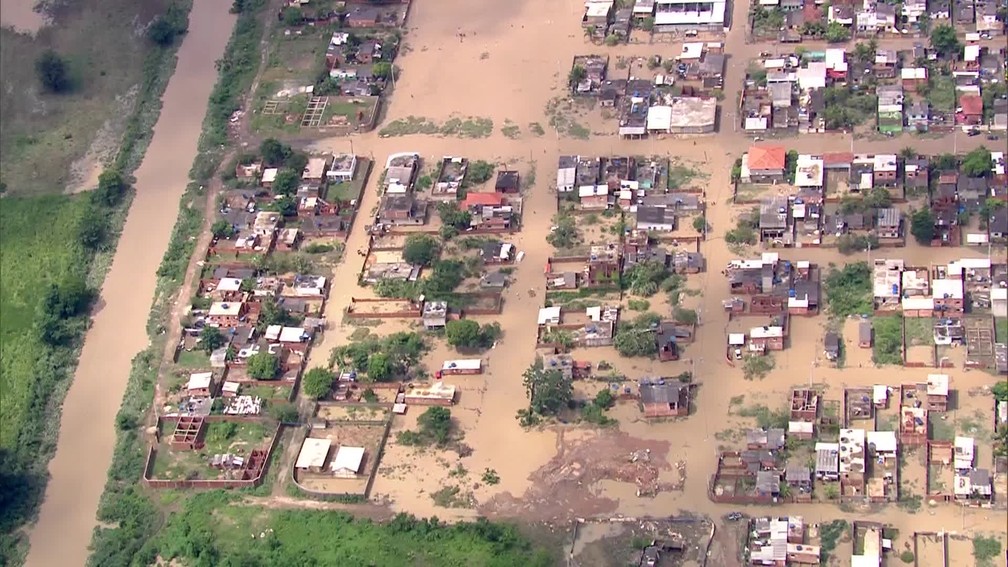 Dezenas de casas estão ilhadas no Magarça, Campo Grande (Foto: Reprodução / Tv Globo)