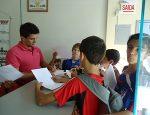 Aloísio curte férias em cidade natal e visita local onde começou no futebol